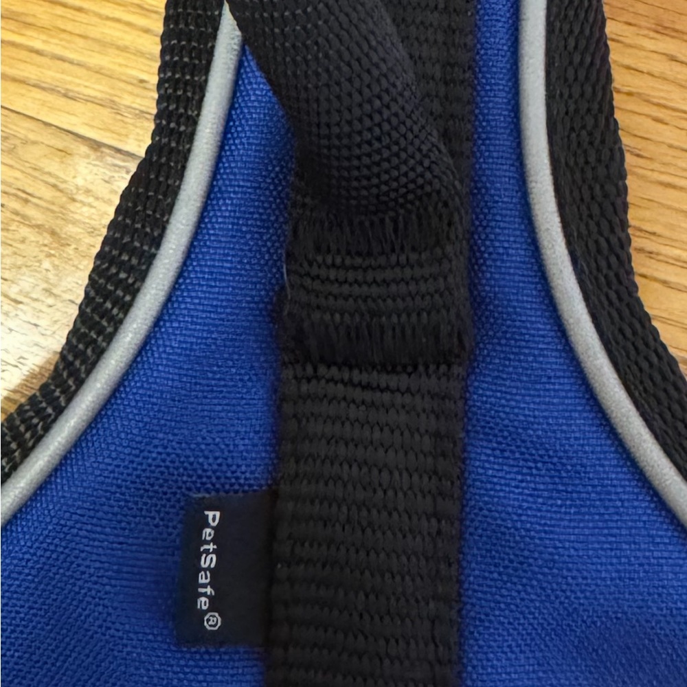 DOG HARNESS AND LEASH PetSafe Black and Blue Pet Harness and black leash.